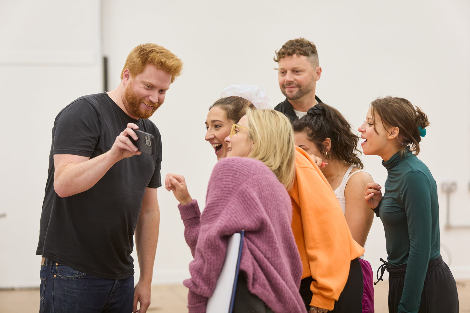 Cyfarwyddwr Joe Murphy a'r cast A Midsummer Night's Dream (llun Mark Douet)