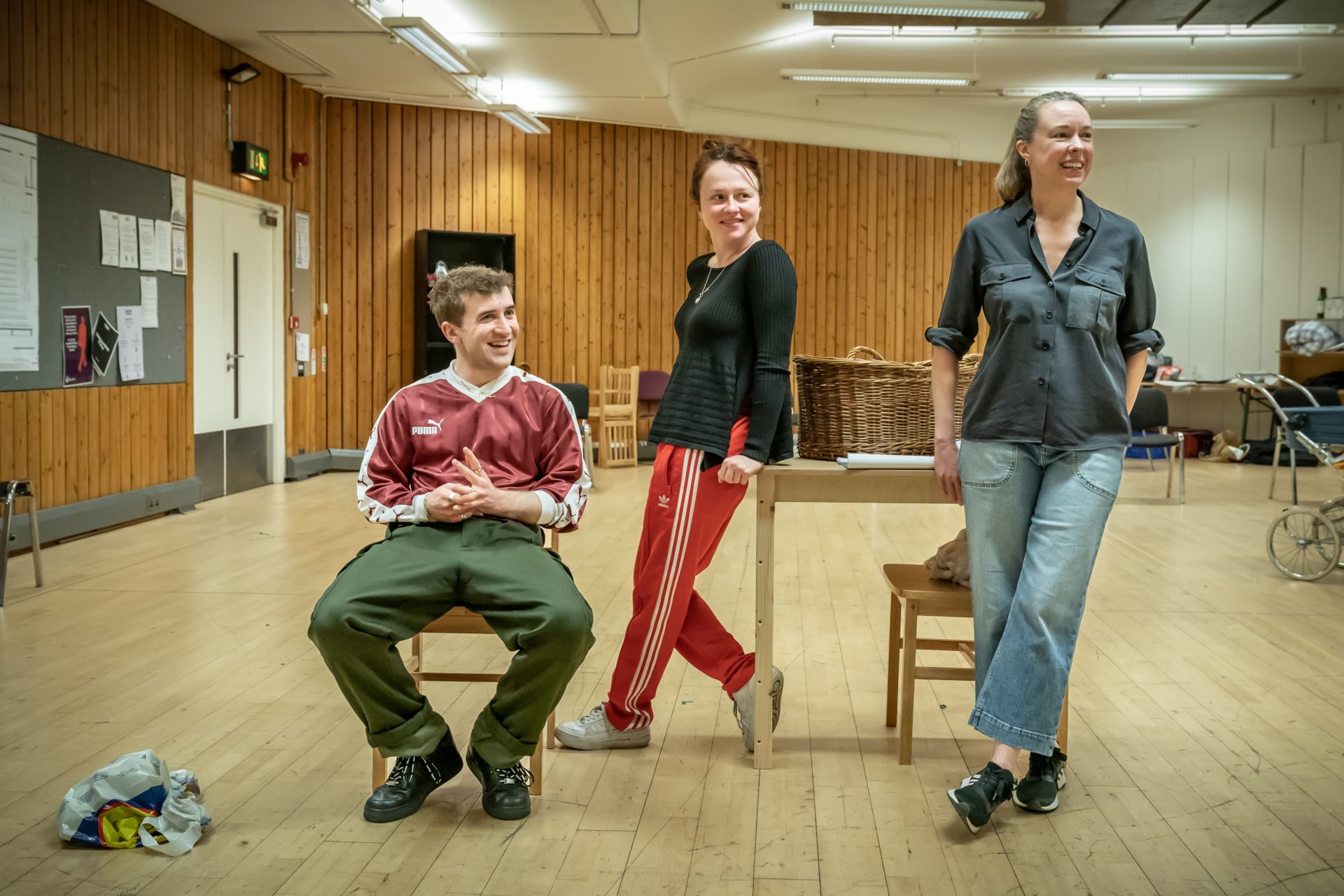 Callum Scott Howells (Romeo), Rosie Sheehy (Julie) a Catrin Aaron (Barb) yn Romeo and Julie yn y National Theatre (c) Marc Brenner