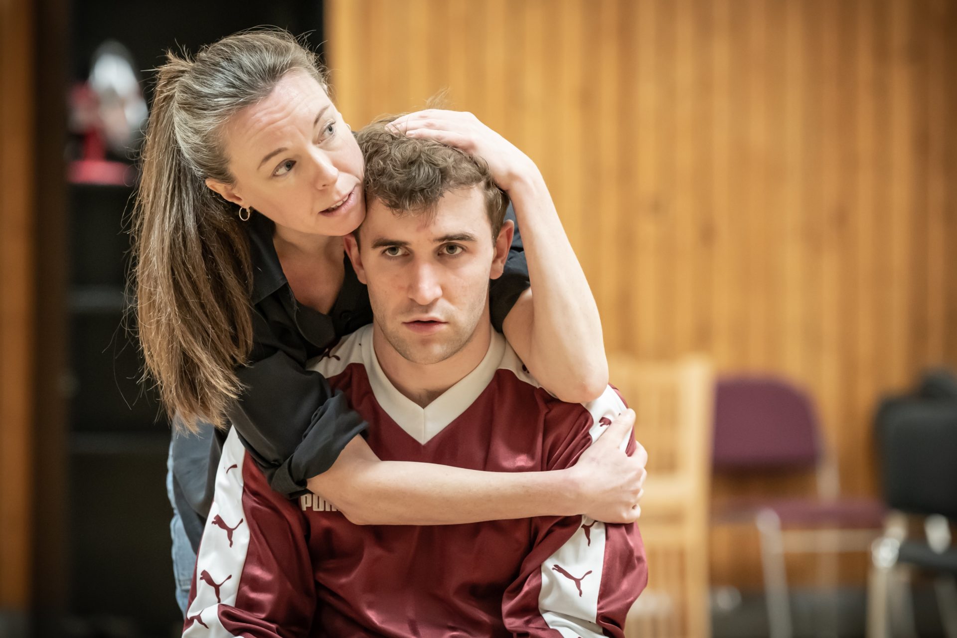 Callum Scott Howells (Romeo) a Catrin Aaron (Barb) yn Romeo and Julie yn y National Theatre (c) Marc Brenner