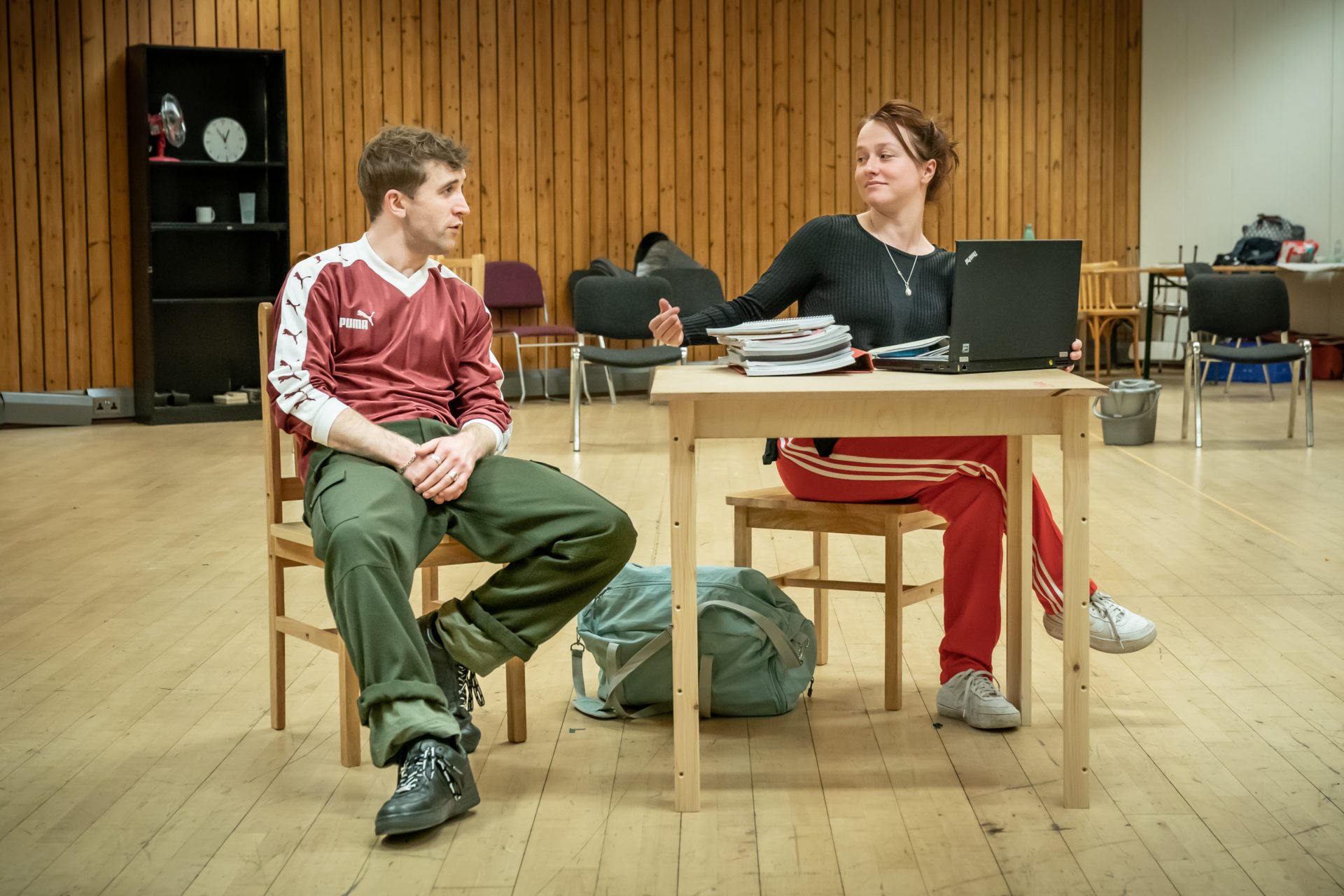 Callum Scott Howells (Romeo) a Rosie Sheehy (Julie) yn Romeo and Julie yn y National Theatre (c) Marc Brenner