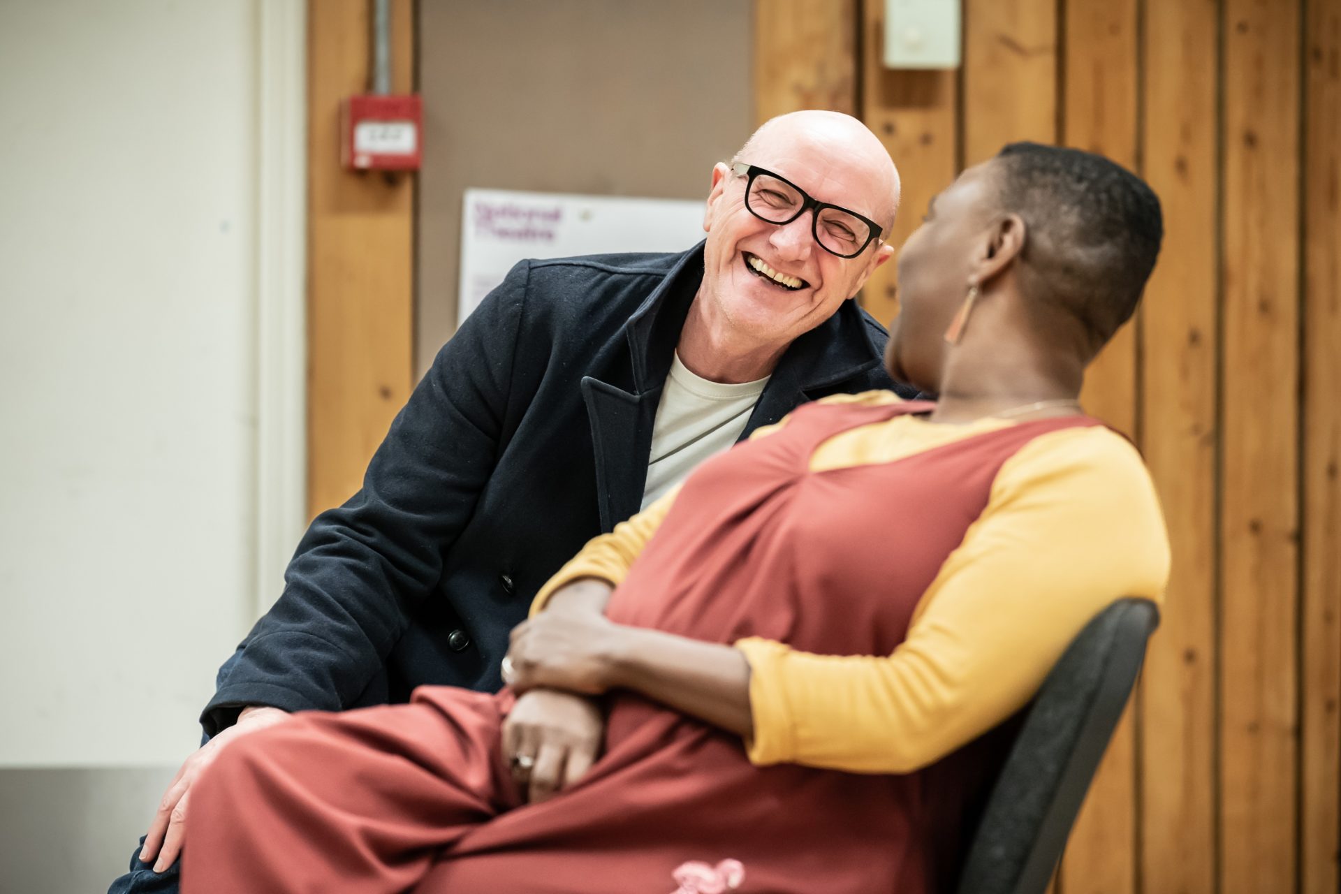 Paul Brennen (Col) a Anita Reynolds (Kath) yn Romeo and Julie yn y National Theatre (c) Marc Brenner