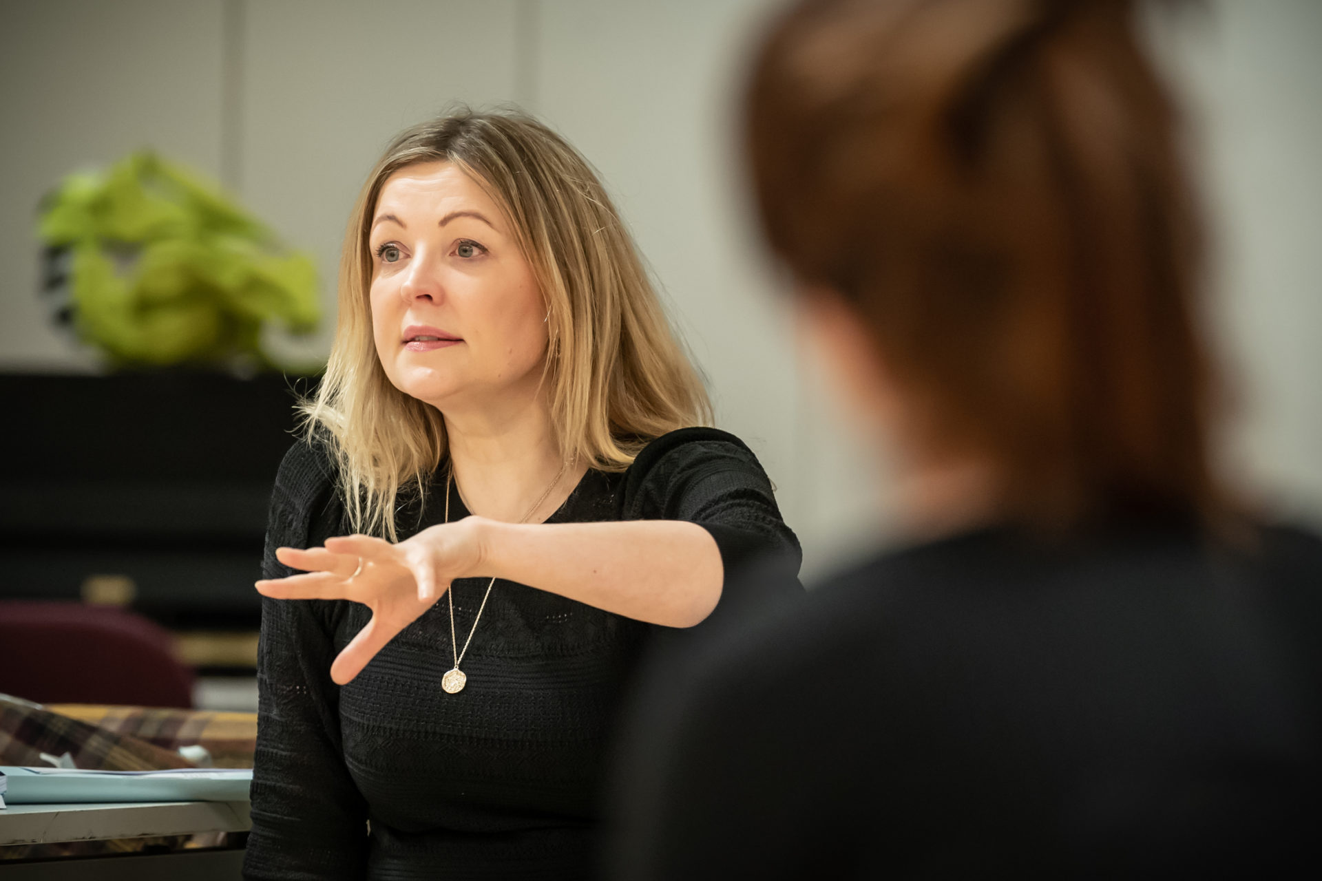 Rachel O'Riordan (Cyfarwyddwr) yn Romeo and Julie yn y National Theatre (c) Marc Brenner