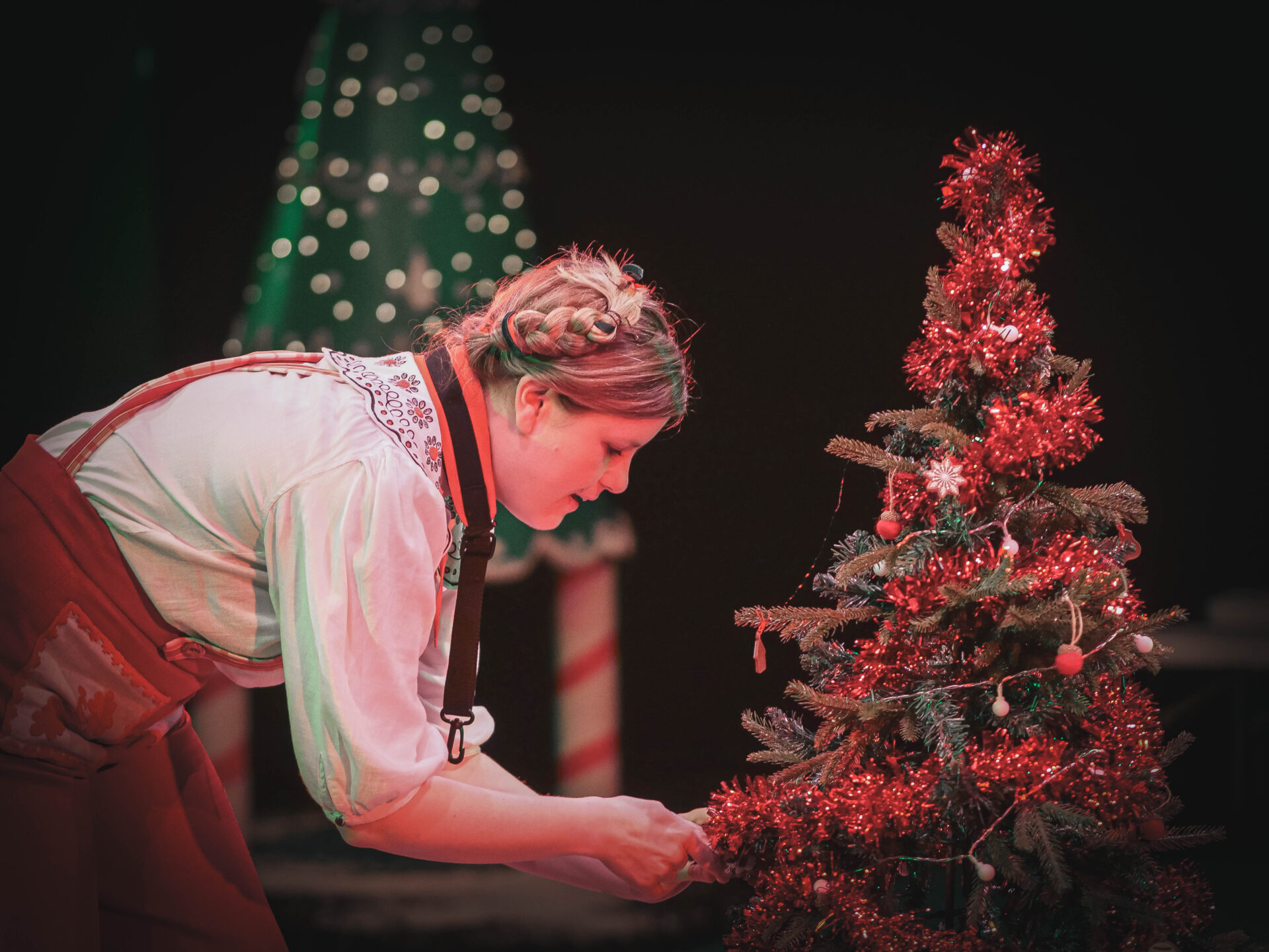 Elin Phillips (Gretel) in Hansel and Gretel. Image Chris Lloyd.