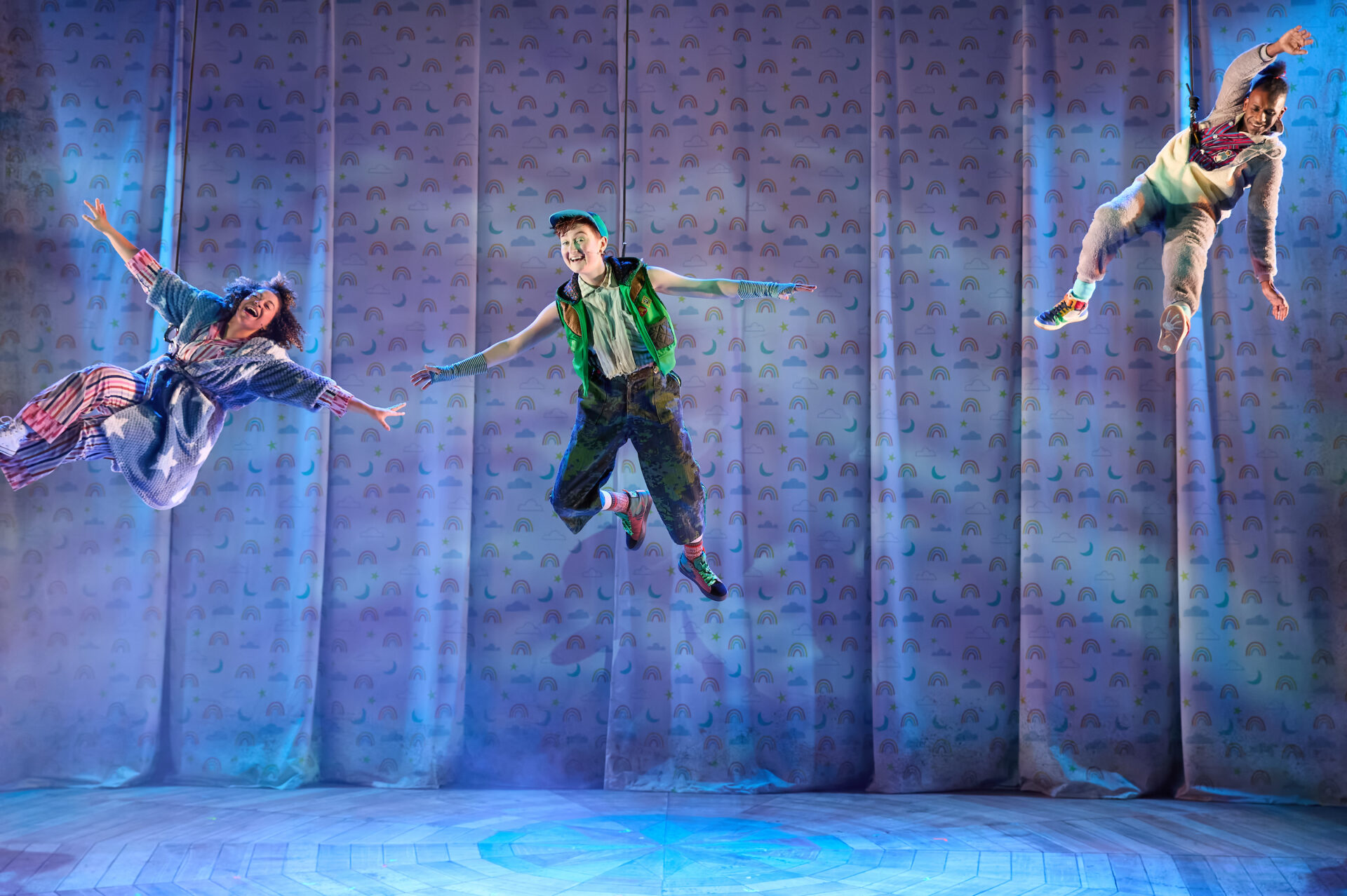 Emily Burnett (Wendy), Rebecca Hayes (Peter) a Kevin McIntosh (Michael / Jack) yn Peter Pan. Llun: Mark Douet