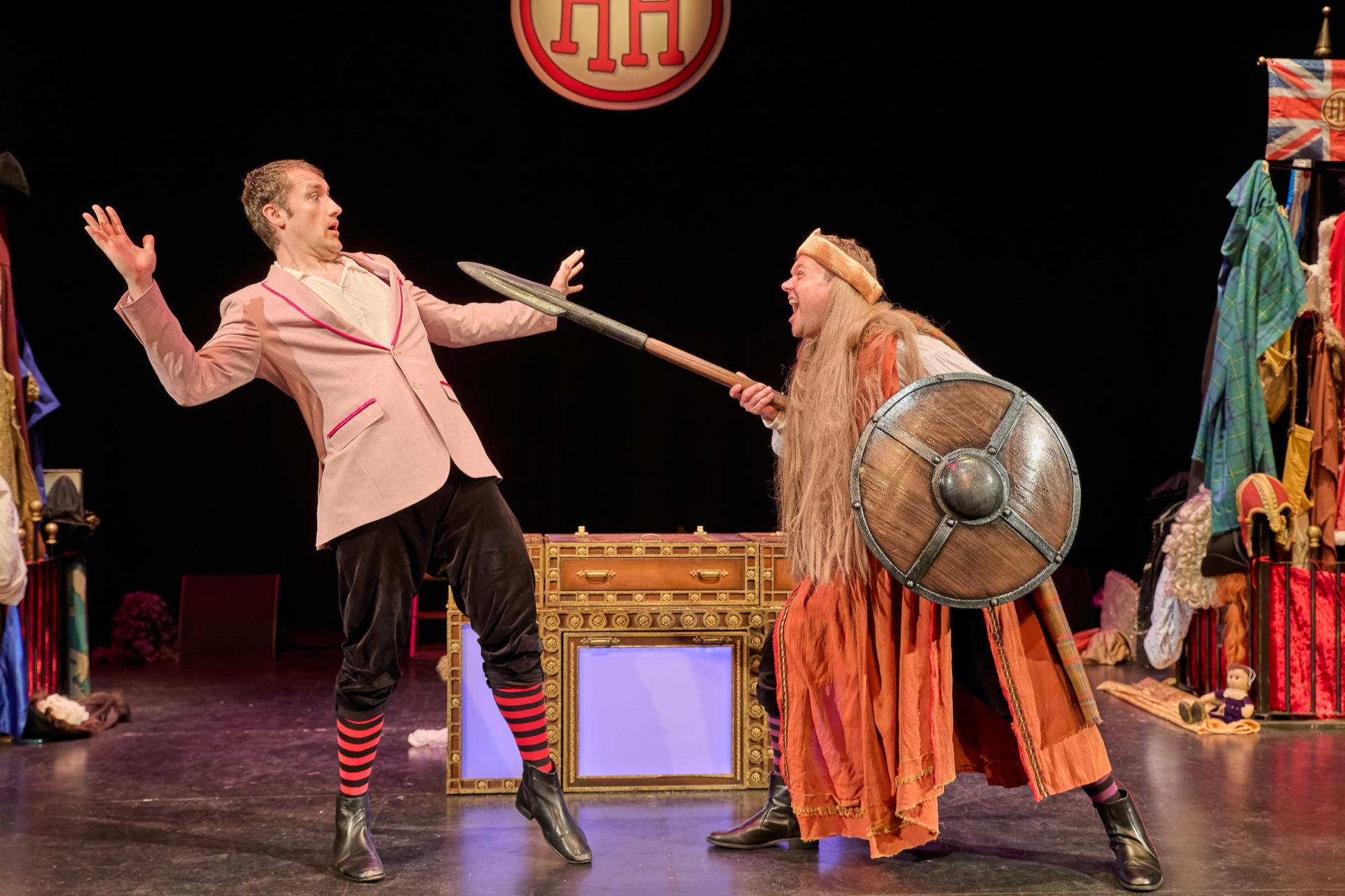 Lluniau cynhyrchiad Horrible Histories: Barmy Britain (c) Mark Douet