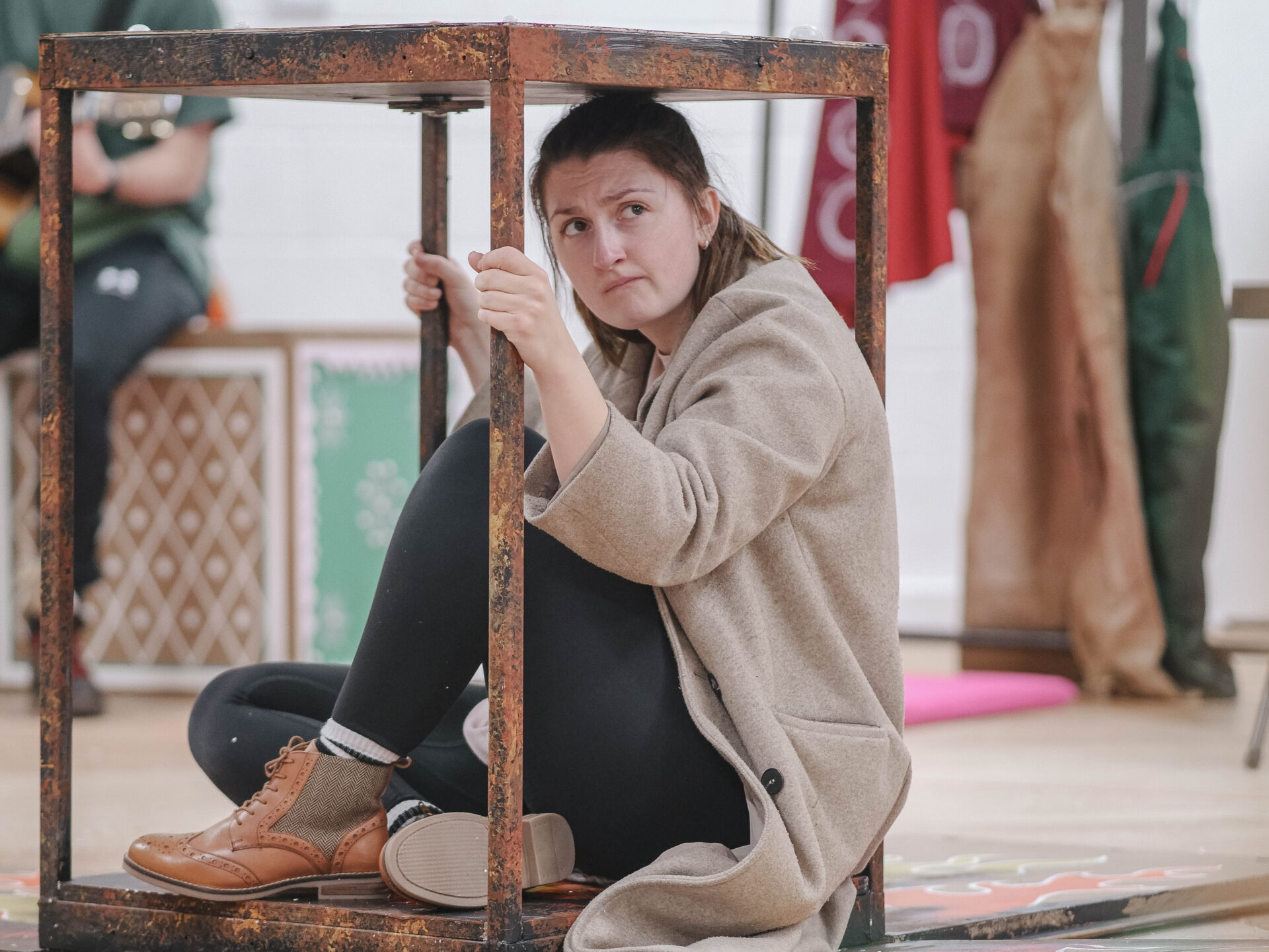 Mari Fflur (Dad / Spencer Squirrel / Trefor Tree / Sioned Siocled) in Hansel and Gretel rehearsals. (c) Chris Lloyd