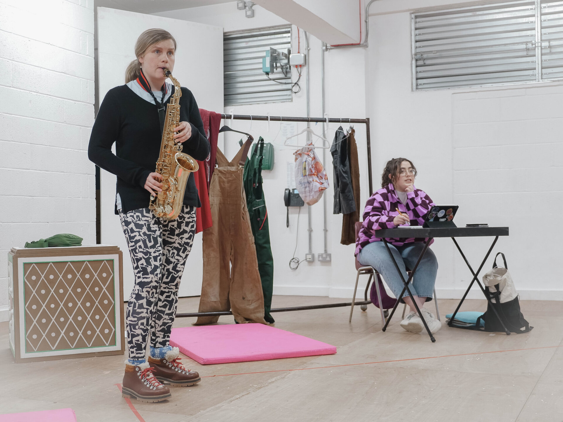 Elin Phillips (Gretel) and Alice Eklund (Assistant Director) in Hansel and Gretel rehearsals. (c) Chris Lloyd