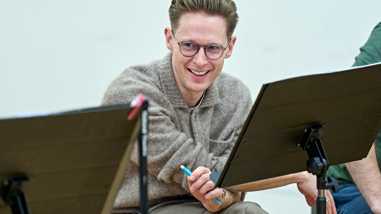 Samuel Barnett (Jonathan).